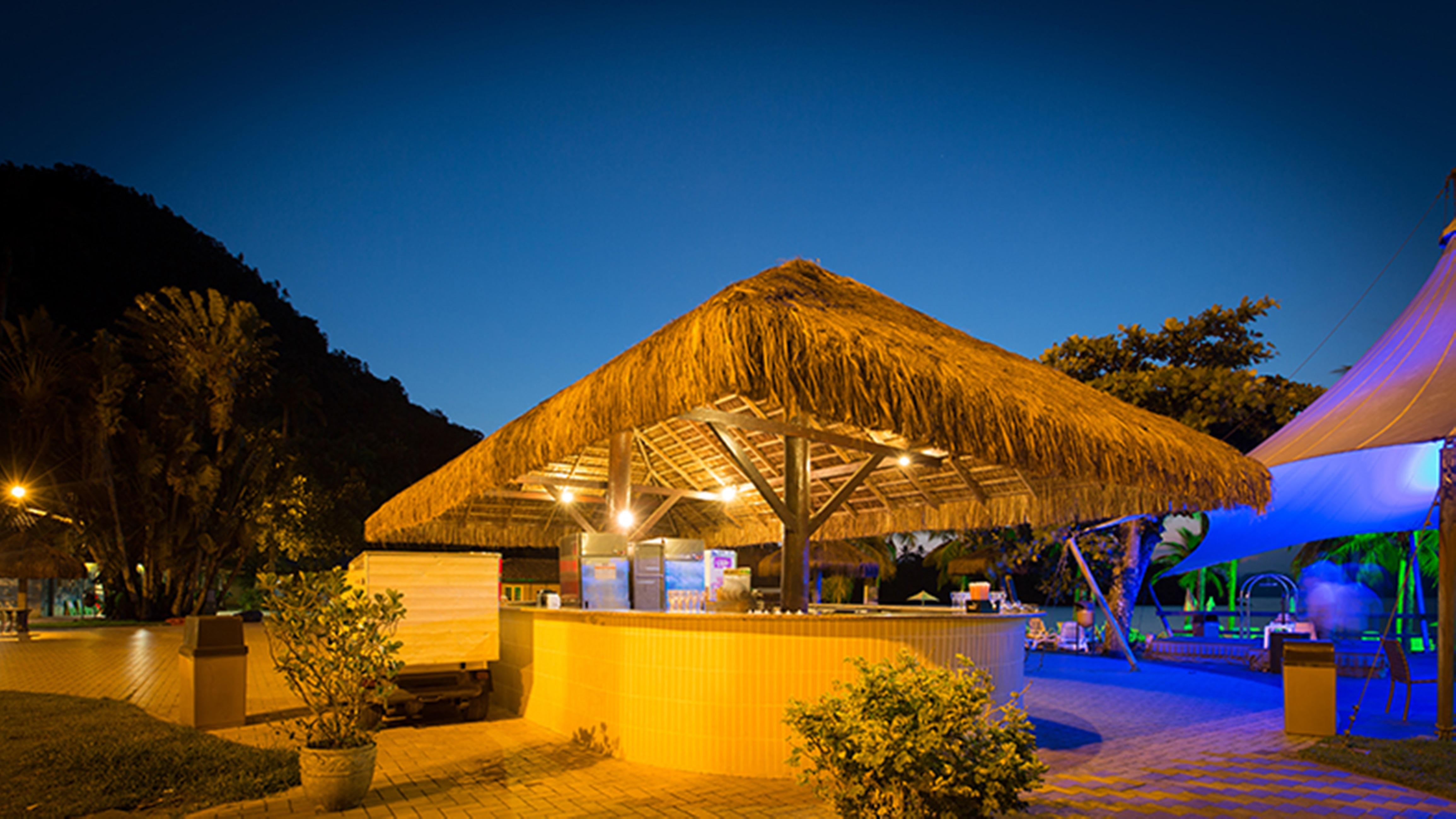 Vila Galé Eco Resort Angra - All Inclusive Angra dos Reis Exteriér fotografie The beach bar at night